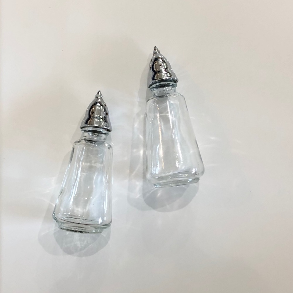 🔴 Vintage Anchor Hocking Salt and Pepper Shakers